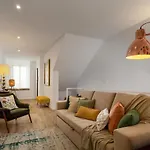 Stupendo- Two Rooms, Patio With Refreshing Pond-center-air Conditioning Лиссабон