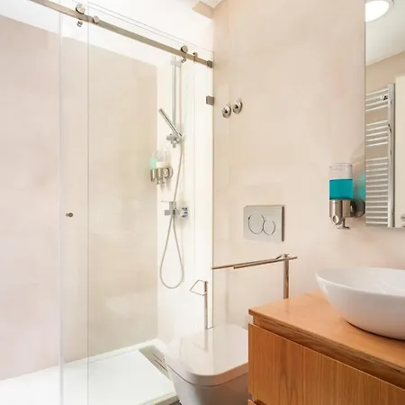 アパート Stupendo- Two Rooms, Patio With Refreshing Pond-center-air Conditioning リスボン