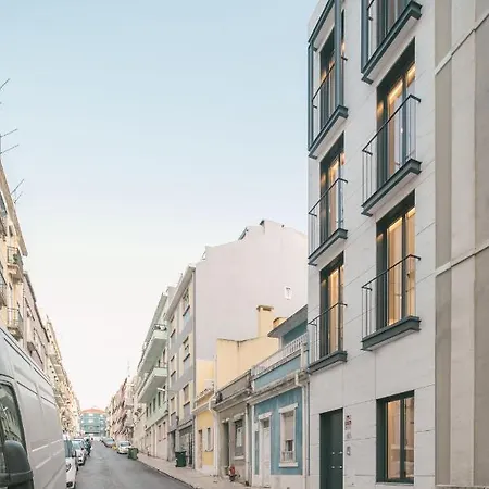 Stupendo- Two Rooms, Patio With Refreshing Pond-center-air Conditioning Apartment