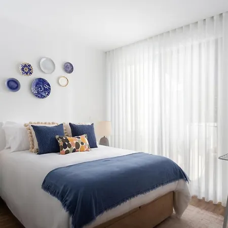 Stupendo- Two Rooms, Patio With Refreshing Pond-center-air Conditioning-free Park *