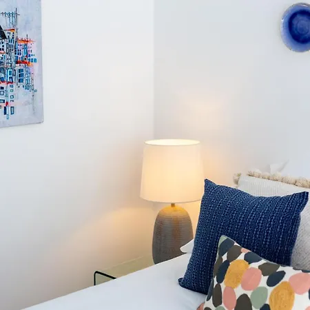 Apartment Stupendo- Two Rooms, Patio With Refreshing Pond-center-air Conditioning-free Park