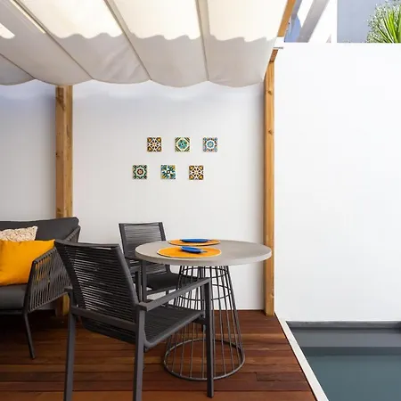 Stupendo- Two Rooms, Patio With Refreshing Pond-center-air Conditioning-free Park *