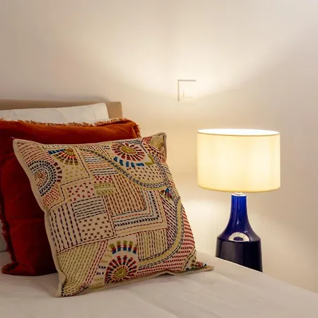 Stupendo- Two Rooms, Patio With Refreshing Pond-center-air Conditioning Apartment *