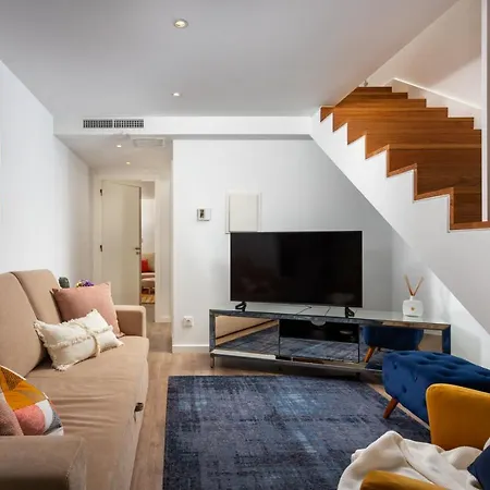 Stupendo- Two Rooms, Patio With Refreshing Pond-center-air Conditioning-free Park Apartment Lisbon