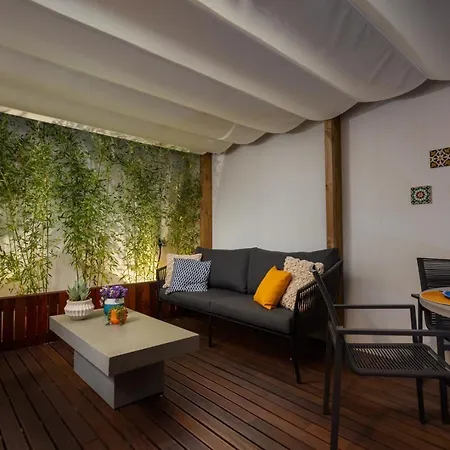 Apartment Stupendo- Two Rooms, Patio With Refreshing Pond-center-air Conditioning-free Park