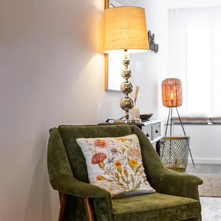 Apartment Stupendo- Two Rooms, Patio With Refreshing Pond-center-air Conditioning-free Park *