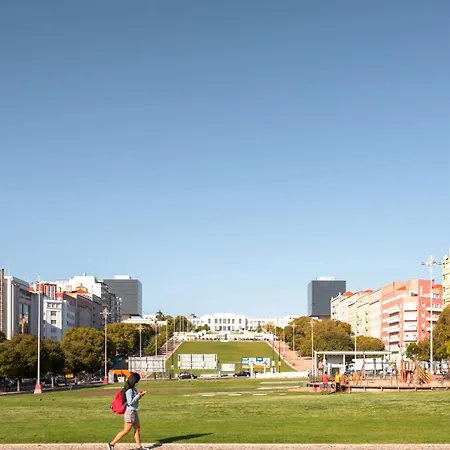 Stupendo- Two Rooms, Patio With Refreshing Pond-center-air Conditioning * Lisbon