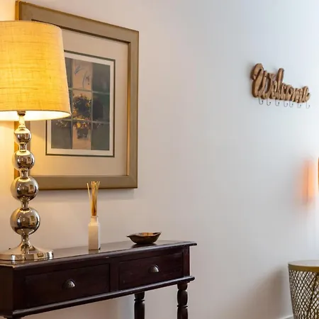 Apartment Stupendo- Two Rooms, Patio With Refreshing Pond-center-air Conditioning *