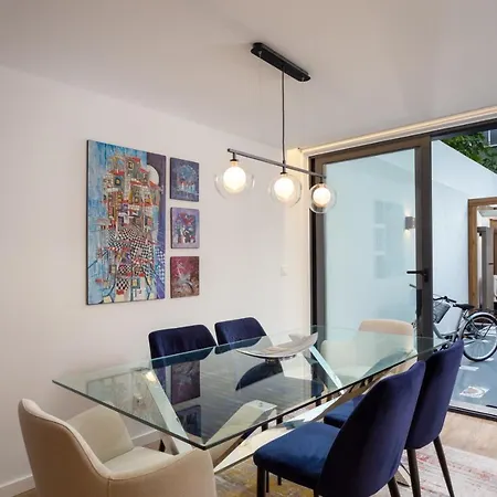 Stupendo- Two Rooms, Patio With Refreshing Pond-center-air Conditioning Apartment