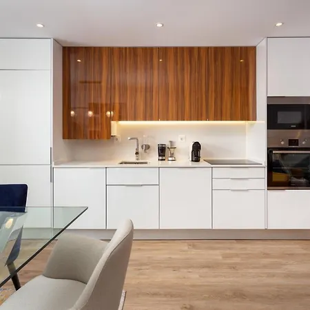 Lejlighed Stupendo- Two Rooms, Patio With Refreshing Pond-center-air Conditioning *