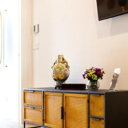 Stupendo- Two Rooms, Patio With Refreshing Pond-center-air Conditioning Apartment