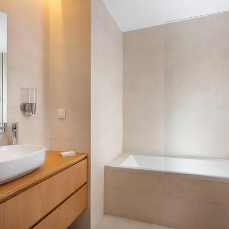 Stupendo- Two Rooms, Patio With Refreshing Pond-center-air Conditioning * ליסבון